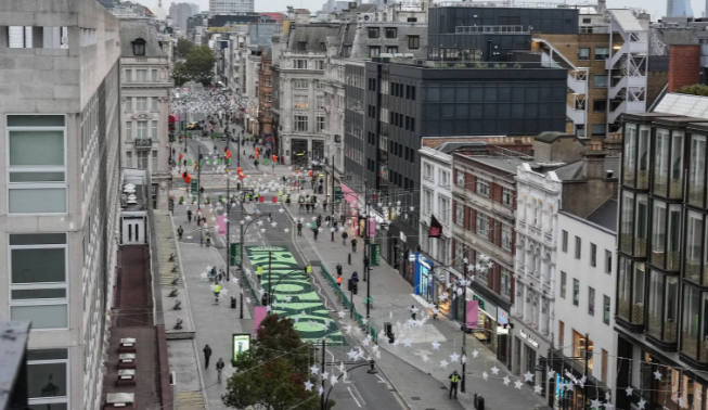 Londra'nın ünlü Oxford Caddesi'nin yaklaşık 1 kilometrelik bölümü yayalaştırıldı