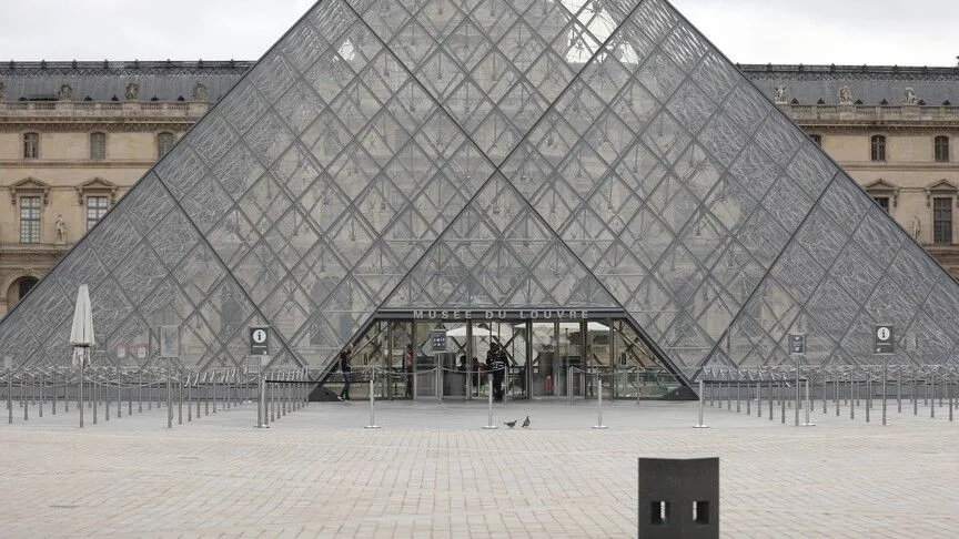 Louvre'un onarımı tamamlanmazsa kapıları kapanabilir