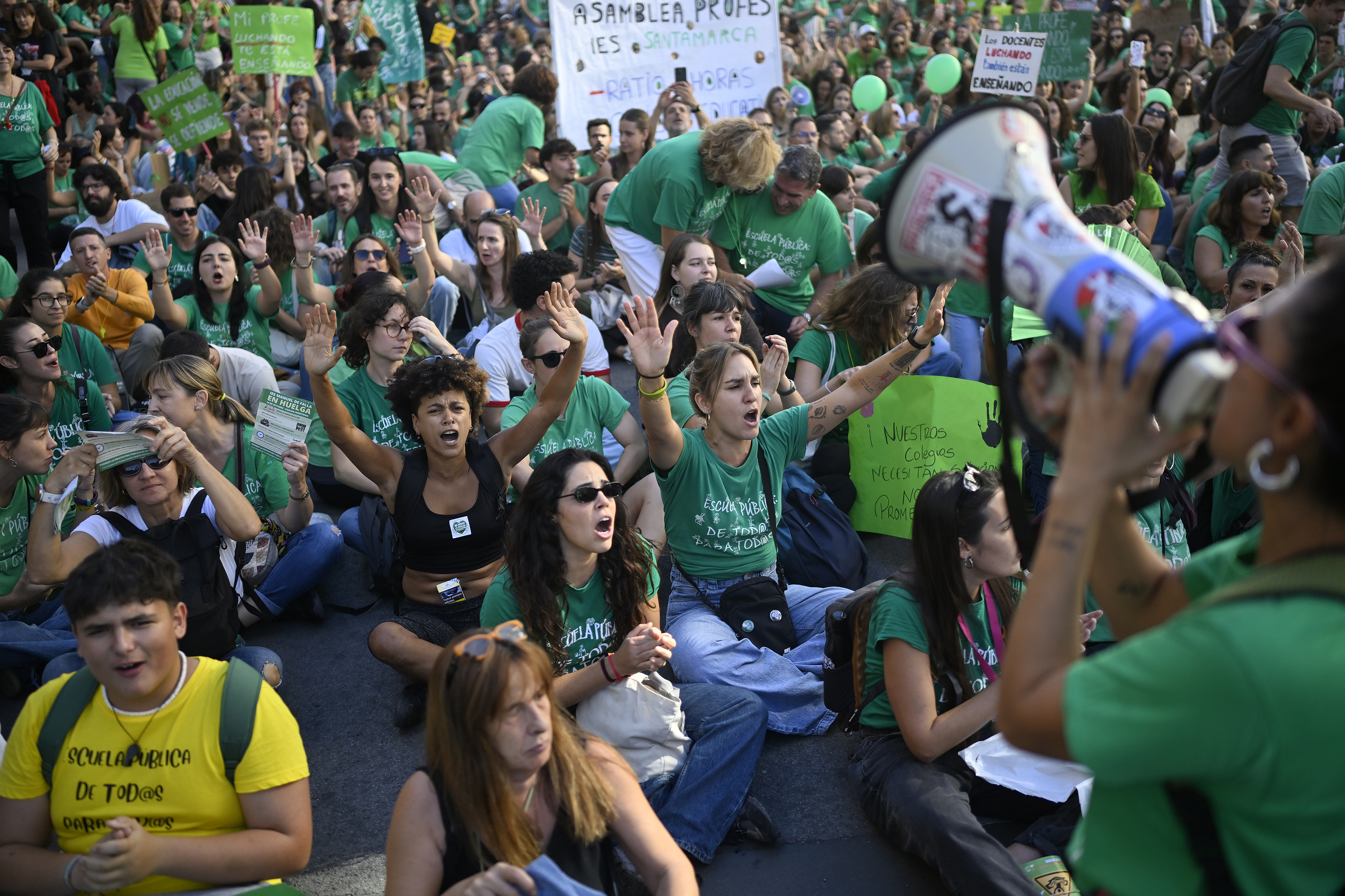 Madrid'de öğretmenler süresiz greve başladı, öğrenciler de sokakları doldurdu