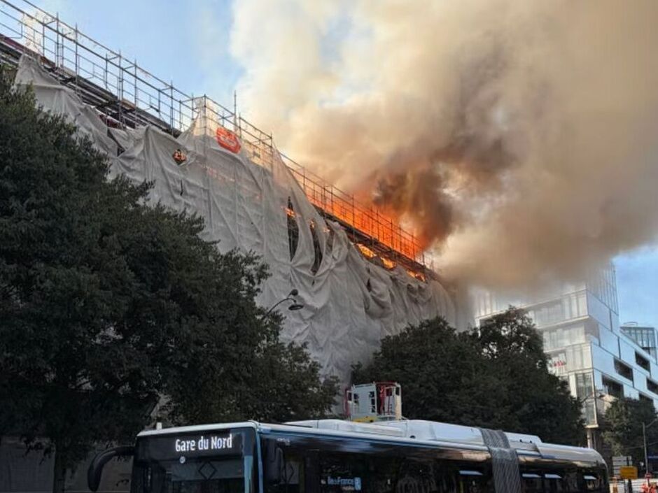Paris Austerlitz Garı Yakınlarındaki Şantiyede Ani Yangın Patlak Verdi