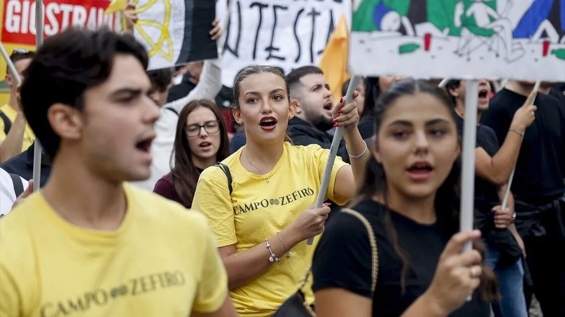 Roma'da hükümet karşıtı yürüyüşte polisle çatışan göstericilerden bir kişi yaralandı