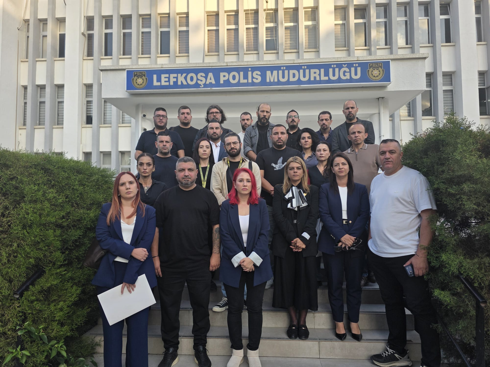 Saldırıya uğrayan gazeteciler Lefkoşa'da polise şikâyette bulundu