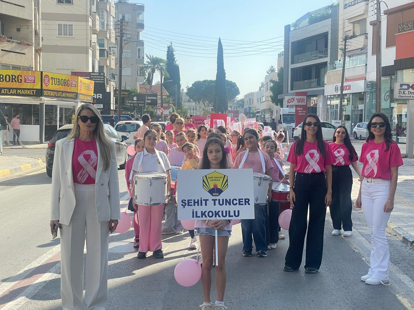 Şehit Tuncer İlkokulu öğrenci ve öğretmenleri meme kanseri farkındalık yürüyüşü yaptı