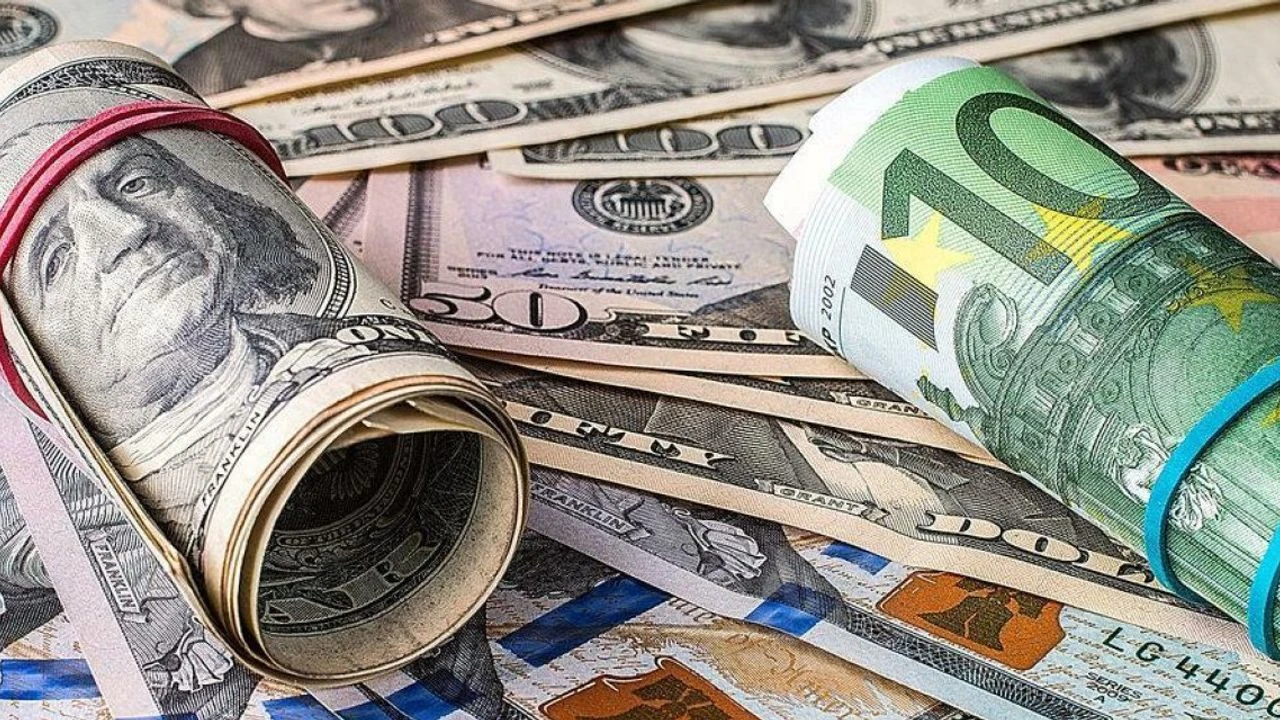 Serbest piyasada dolar 49,99, euro 55,9 TL'den işlem görüyor