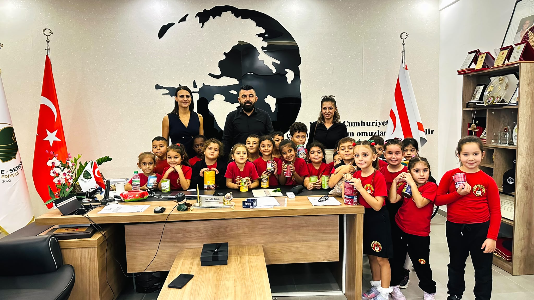 Serdarlı İlkokulu’nun 1. Sınıfları Hayvanlara Mama Bağışı Yaptı