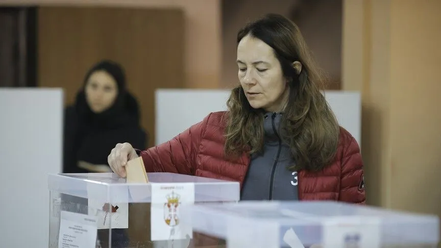 Sırbistan'da seçmenler erken genel seçim için sandık başına gitmeye başladı