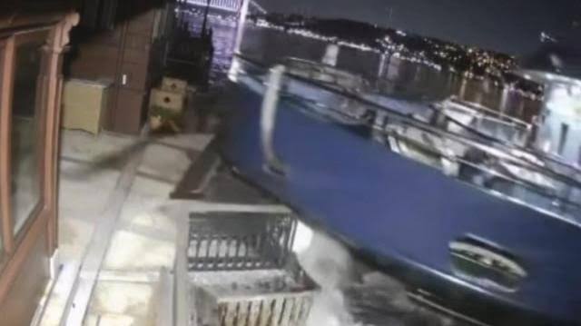 Üsküdar’da Yolcu Vapuru Tarihi Yalının İskele Kısmına Çarptı