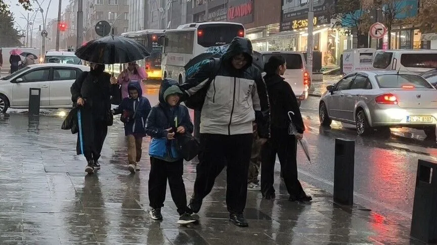 Yoğun yağış nedeniyle İstanbul'da okullar bir gün tatil edildi