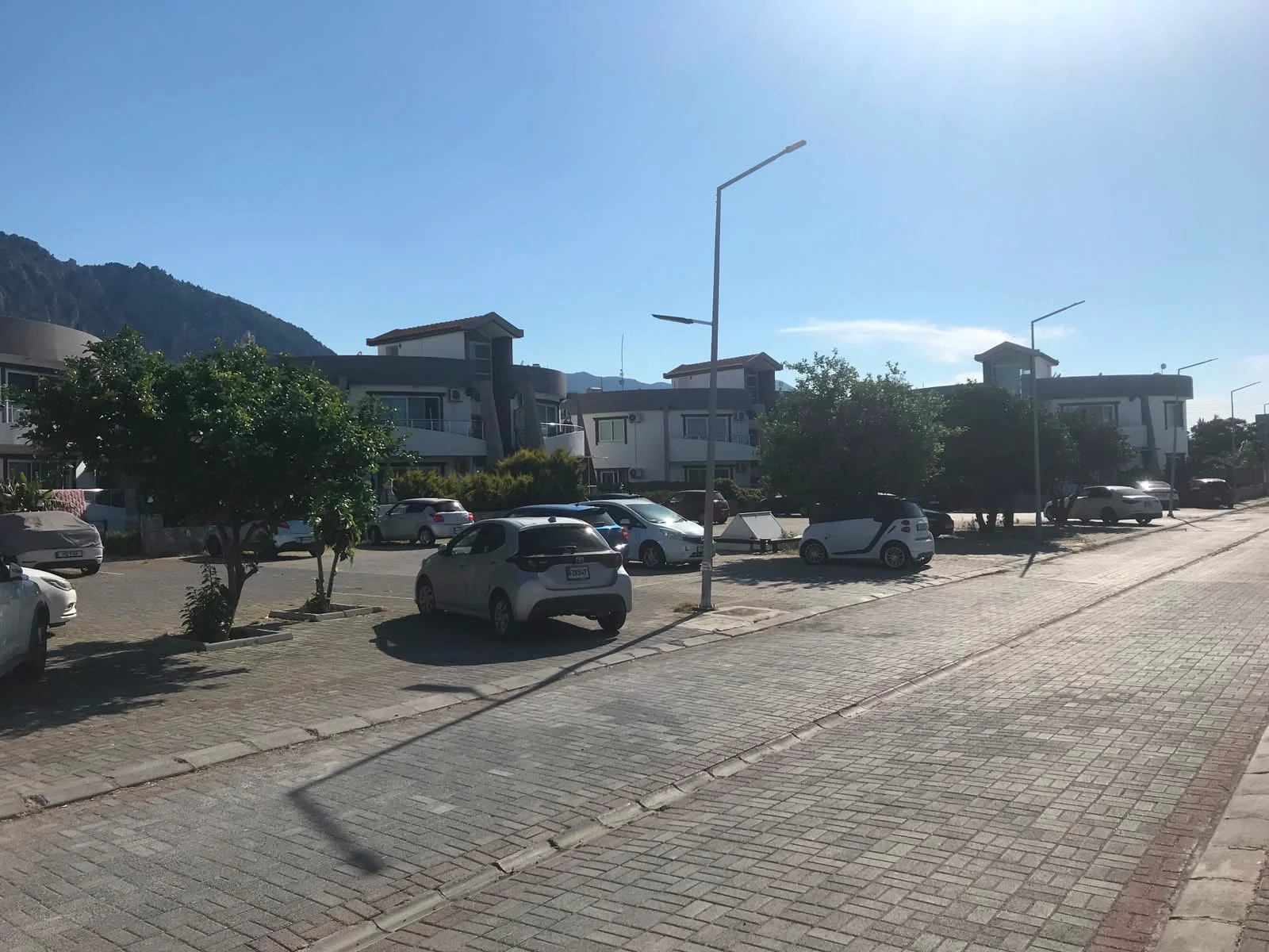 Girne’nin en huzurlu ve prestijli noktalarından biri olan Karaoğlanoğlu bölgesinde, Fuat Gülfere Sitesi'nde yer alan bu daire; hem konforu hem de merkezi konumuyla yaşam kalitenizi bir üst seviyeye taşıyor. Şehrin olanaklarına yakın, ancak doğanın dinginliğini hissedeceğiniz bu özel mülk, yeni sahiplerini bekliyor!