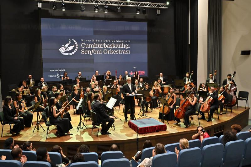 Erhürman, Cumhurbaşkanlığı Senfoni Orkestrası’nın yeni sezon açılışını izledi
