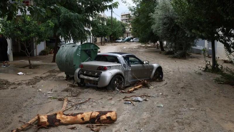 Girit'te şiddetli yağmur ve rüzgar köprüyü yıktı, yollar kapanırken okullar tatilde