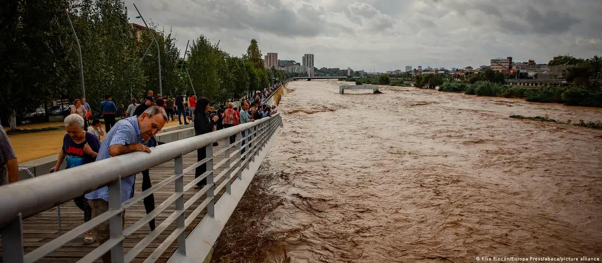 Katalonya’da şiddetli yağışlar ulaşımı felç etti, uçuş ve tren seferleri iptal oldu