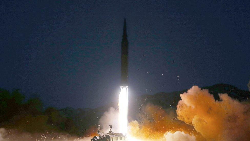 Kim Jong-un, hipersonik füze denemesini yerinde izledi ve caydırıcılığı vurguladı