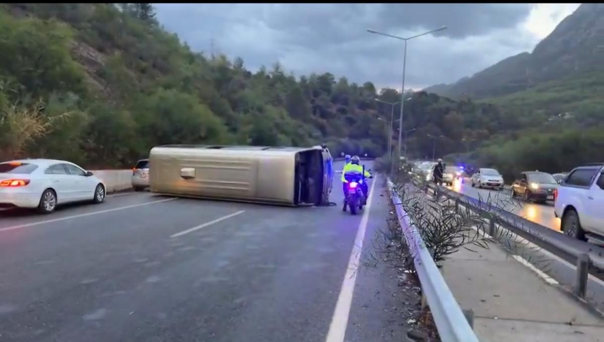 Lefkoşa‑Girne yolunda otobüs çelik bariyere çarptı, iki kişi yaralandı