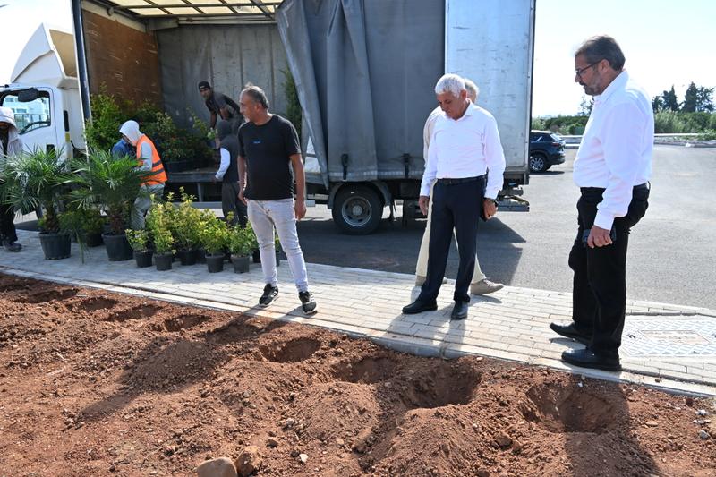 Özçınar, Güzelyurt’un yeni hastanesinde bahçe ve çevre düzenlemelerini denetledi